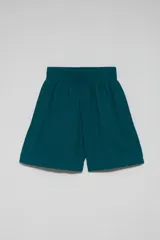 Bermuda verde de lino con cintura elástica.