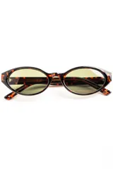 Lentes de sol con armazón ovalado de acetato negro y micas oscuras.