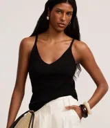 Musculosa de punto canelado en color negro con hilo metalizado, escote en V y breteles finos.