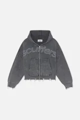 Campera con capucha de tejido de punto acanalado en color gris oscuro con efecto lavado. Presenta cierre frontal completo con tirador circular, bolsillos tipo canguro y logo bordado en relieve en el pecho. Posee terminaciones con bordes deshilachados en puños y ruedo.