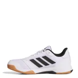 Championes deportivos Adidas Ligra 8 para interior, color blanco con las icónicas tres tiras laterales en negro. Presentan una estructura de malla transpirable con refuerzos sintéticos, cuello acolchado negro y suela de goma color caramelo diseñada para ofrecer tracción en superficies indoor.