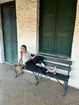 Botas texanas de cuero color peltre con bordados en el empeine y caña media.