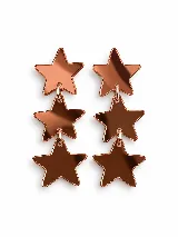 Aros colgantes de acrílico espejado color bronce, con diseño de trío de estrellas unidas por argollas metálicas.