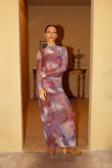 Vestido largo de microtul con estampado abstracto en tonos violeta, naranja y blanco. Incluye forro de top recto y short.