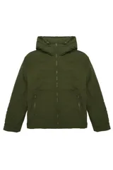 Campera acolchada color verde militar, con capucha integrada, cierre frontal de cremallera y mangas largas. Diseño funcional y versátil para uso diario.
