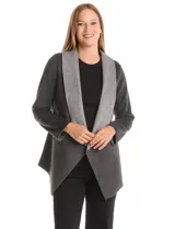 Cardigan de tejido soft con solapa ancha en color gris claro que contrasta con el cuerpo en gris oscuro. Presenta un diseño abierto, sin botones, con corte recto y mangas largas.