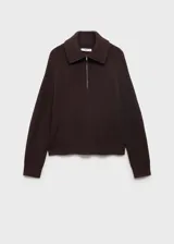 Jersey de punto grueso en color marrón chocolate, con diseño recto, cuello de solapa ancha y cierre frontal de cremallera. Presenta manga larga y un tejido de textura acanalada.