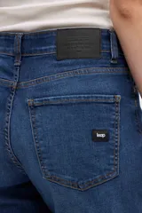 Jean de corte recto con tiro medio y leve amplitud en la parte inferior. Presenta un lavado azul clásico con efecto desgastado sutil, cierre frontal con botón y bolsillos laterales y traseros.