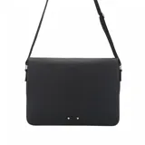 Morral color marrón de simil cuero con correa de algodón ajustable, cierre con broches imantados, bolsillo trasero y bolsillos internos.