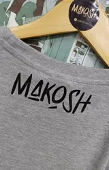 Remera gris con estampado de Badtz Maru, personaje de Sanrio.