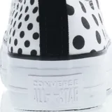 Championes Converse Chuck Taylor All Star Lift con plataforma, diseño de lunares negros sobre base blanca, confeccionados en lona de algodón con cierre de cordones.