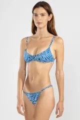 Top de bikini con estampado animal print azul, con breteles regulables y broche metálico en la espalda.