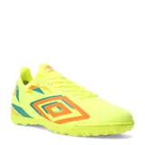 Championes de fútbol Umbro modelo Hit TF, color negro con detalles en fucsia y turquesa. Presentan el logo de la marca en el lateral y suela con tapones pequeños diseñada para césped sintético.