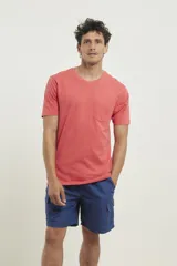Remera gris con bolsillo ojal en el pecho, de manga corta y cuello redondo.
