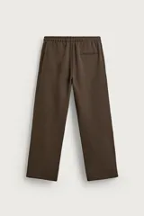 Pantalón jogger de corte regular fit y color negro, confeccionado en tejido compacto de algodón con interior de rizo. Cuenta con cintura elástica, bolsillos frontales y un bolsillo trasero de doble vivo.