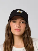 Gorro con visera curva de color negro, con parche de silicona con el logotipo de Caterpillar en el frente.
