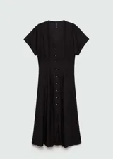 Vestido midi de tejido fluido mezcla de lino y viscosa, color negro. Presenta cuello en pico, mangas cortas con dobladillo y cierre frontal completo con botones. Diseño evasé con corte entallado en la cintura.