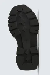 Bota tipo derby con cordones, confeccionada con acabado efecto desgastado. Presenta horma redonda y suela gruesa con diseño track.