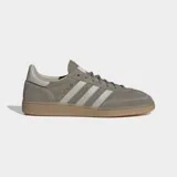 Championes Adidas Handball Spezial de diseño clásico, confeccionados en ante vacuno suave color gris con las icónicas tres tiras laterales en tono más claro. Presentan suela de goma color caramelo y cierre de cordones.
