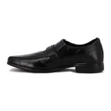 Zapato de vestir negro con hebilla metálica decorativa.