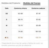 Jean negro de corte recto y tiro medio, adornado con tachas circulares plateadas distribuidas por toda la prenda.