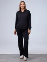 Buzo negro de modal con capucha y bolsillos delanteros.