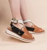 Sandalias de cuero vacuno con semi plataforma, diseño multicolor con frente texturizado y pintado a mano, talón negro y tira al tobillo en tono claro con hebilla metálica.