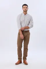 Pantalón skinny azul marino con spandex, bolsillos traseros ojal con botón y etiqueta de la marca.