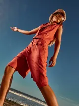 Bermuda sastrera color tostado de lino.