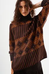 Sweater de cuello alto con diseño de tejido jacquard en tonos marrones y negros, con patrón geométrico y de rayas verticales, de manga larga con puños acanalados.