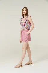 Blusa cropped con estampado multicolor, cuello redondo, sin mangas y volados en los hombros.