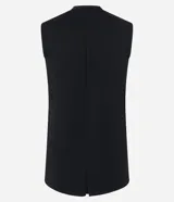 Chaleco alargado de Marfinno, confeccionado en tejido de punto con estructura encorpada. Presenta un diseño recto con cierre delantero cruzado de cuatro botones, dos bolsillos aplicados en el frente y sisa amplia.