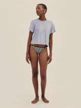 Top de manga corta color beige claro, confeccionado en tela toalla texturizada, con cuello redondo y corte crop.