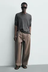 Sandalia plana para hombre de color verde militar, con diseño multitiras y sujeción para el dedo.