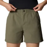 Short de senderismo color verde oliva, con cintura elástica, bolsillos laterales y bolsillo trasero con cierre a presión. Confeccionado con tecnología de protección solar y repelente de manchas.