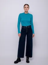 Top de manga larga color celeste, con cuello alto y textura acanalada.