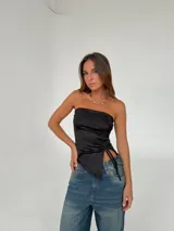 Top bandeau negro de lycra con frunces laterales ajustables con tiras.