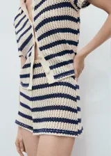Short corto de tejido de punto y crochet con diseño de rayas azul marino sobre fondo beige, de corte recto con cintura elástica.