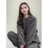 Conjunto de pijama de dos piezas confeccionado en plush suave con textura de ochos. Incluye una remera de manga larga con cuello redondo y un pantalón de corte recto con cintura elástica.