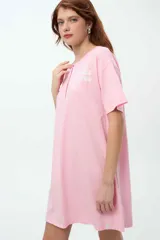 Camisón corto rosado de algodón con cuello redondo abotonado y mangas cortas. Estampado frontal con la frase 'Things Matter'.