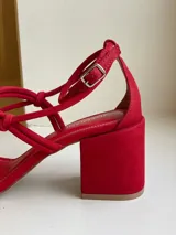 Sandalias plateadas de cuero nobuk, con tiras finas cruzadas en el empeine y tobillo, ajuste de pulsera y taco cuadrado de 7 cm.