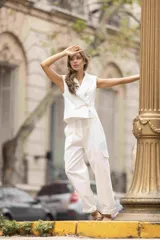 Pantalón de vestir blanco con bolsillos laterales y corte recto.