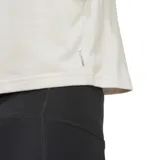 Musculosa deportiva Adidas color gris claro, corte cropped y logo estampado en el pecho.