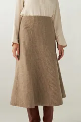 Falda midi evasé de lana color beige con finas rayas verticales y cierre oculto.