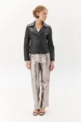 Pantalón de vestir plateado metalizado, de corte recto y tiro alto.