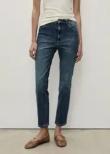 Jeans slim fit de tiro alto y diseño crop, en color azul con efecto lavado. Cuenta con cinco bolsillos, trabillas para cinto y cierre frontal con cremallera y botón.
