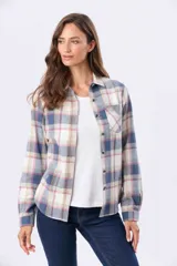 Camisa de viyela a cuadros en tonos rosado, beige y gris, de manga larga, con cuello camisero, cierre frontal de botones y un bolsillo aplicado en el pecho.