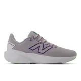 Championes New Balance 413 V3 de dama, color gris con detalles en blanco y violeta.