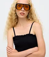 Enterito largo de estilo aladín con cuerpo superior fruncido en lastex y breteles finos regulables. Presenta un diseño de calce amplio en las piernas con ruedo ajustado en los tobillos.