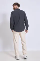 Camisa celeste de manga larga con textura arrugada.